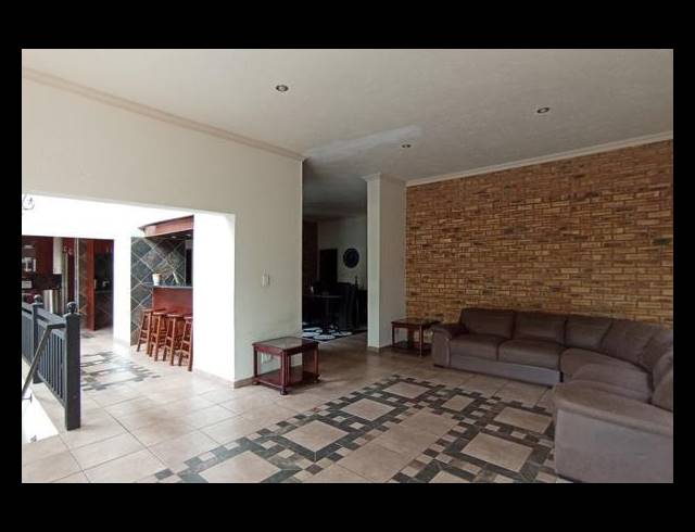 7 BEDROOM HOUSE FOR SALE IN FEATHERBROOKE ESTATE